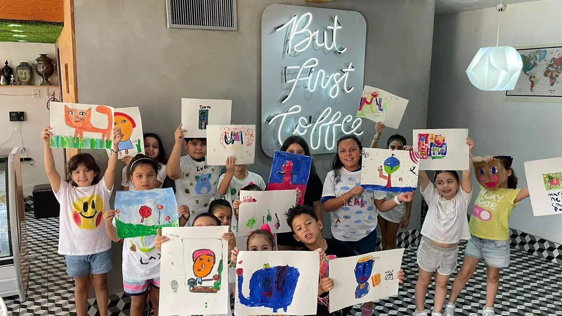 Laisha Centeno y Ana Paola García preparan un taller de arte para niños